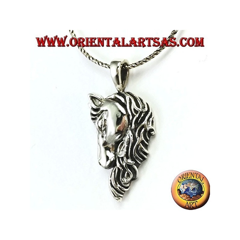Pendant in silver horse head with a thick mane