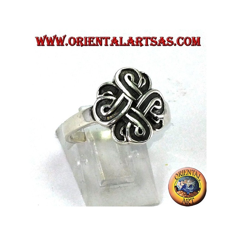 Bague en argent avec le noeud de Saint John ou le noeud de Bowen