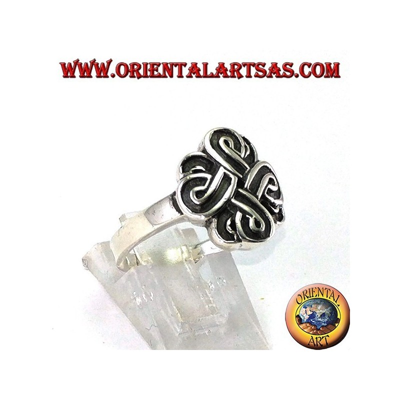 Bague en argent avec le noeud de Saint John ou le noeud de Bowen