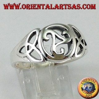 Anello in argento con triskell centrale e due nodi di tyrone 