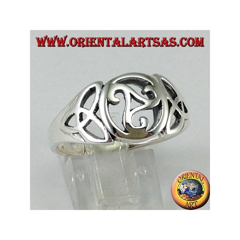 Silberring mit zentralem Triskell und zwei Knoten Tyrone