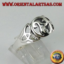 Anillo de plata con triskell central y dos nudos de tyrone