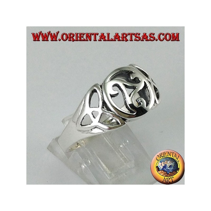 Silberring mit zentralem Triskell und zwei Knoten Tyrone