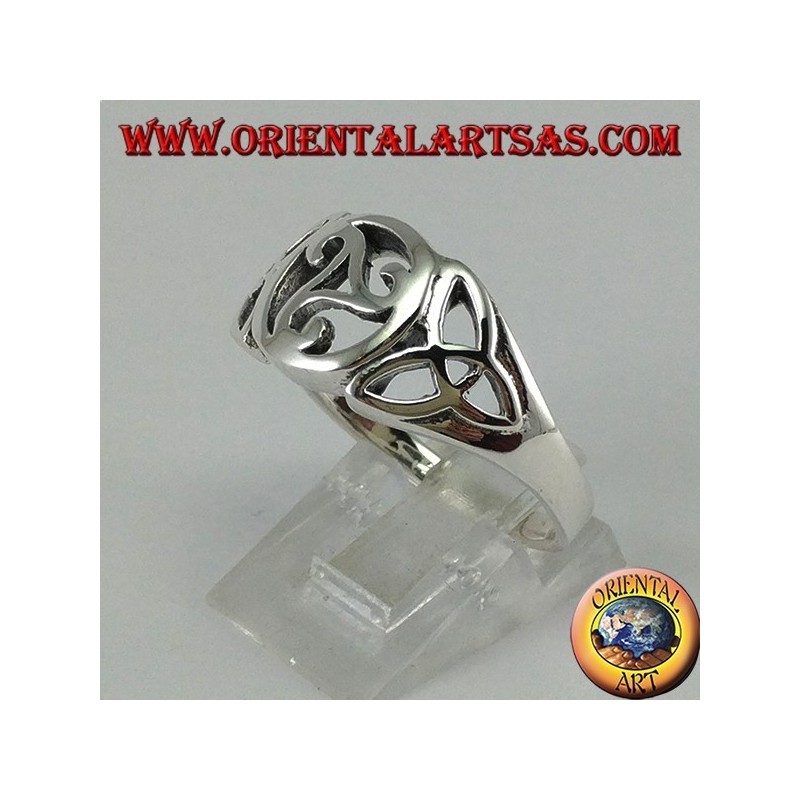 Bague en argent avec triskell central et deux noeuds de tyrone