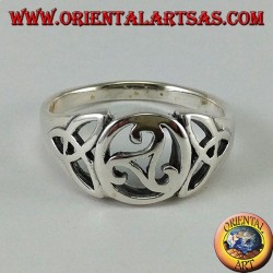 Bague en argent avec triskell central et deux noeuds de tyrone