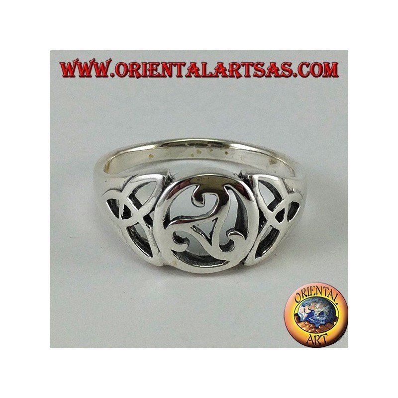 Anello in argento con triskell centrale e due nodi di tyrone