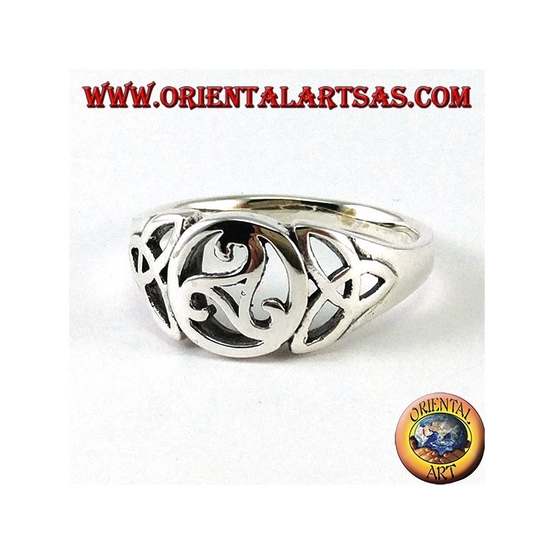 Bague en argent avec triskell central et deux noeuds de tyrone