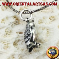 Pendentif en hibou argenté sur la branche tridimensionnelle