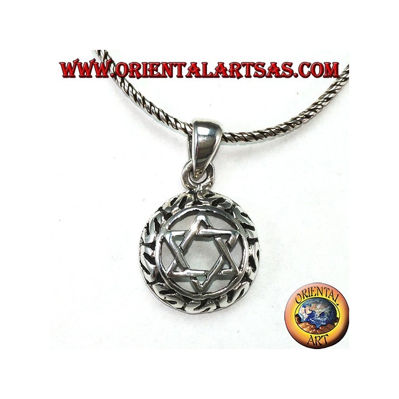 Pendentif en argent avec une étoile de David entrelacée avec six points avec des décorations autour