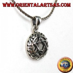 Pendentif en argent avec une étoile de David entrelacée avec six points avec des décorations autour