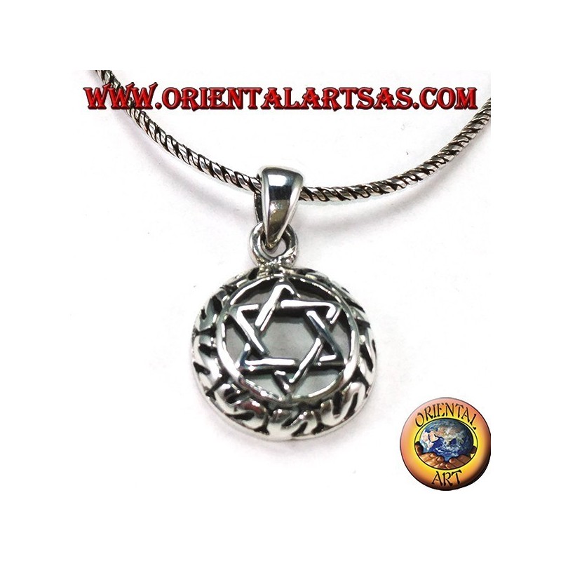 Pendentif en argent avec une étoile de David entrelacée avec six points avec des décorations autour