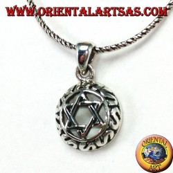 Pendentif en argent avec une étoile de David entrelacée avec six points avec des décorations autour
