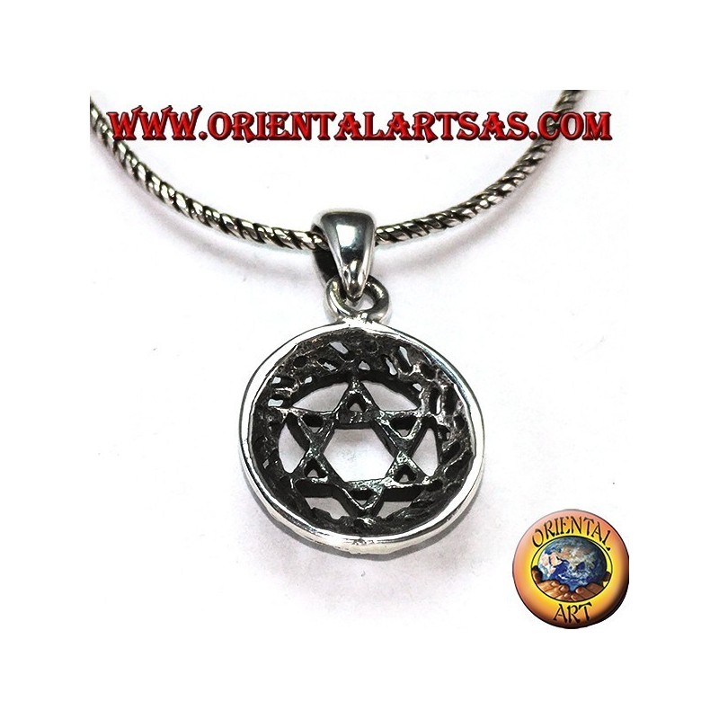 Pendentif en argent avec une étoile de David entrelacée avec six points avec des décorations autour