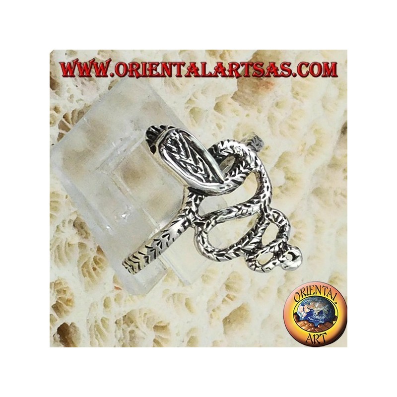 Anillo de plata en forma de serpiente cobra