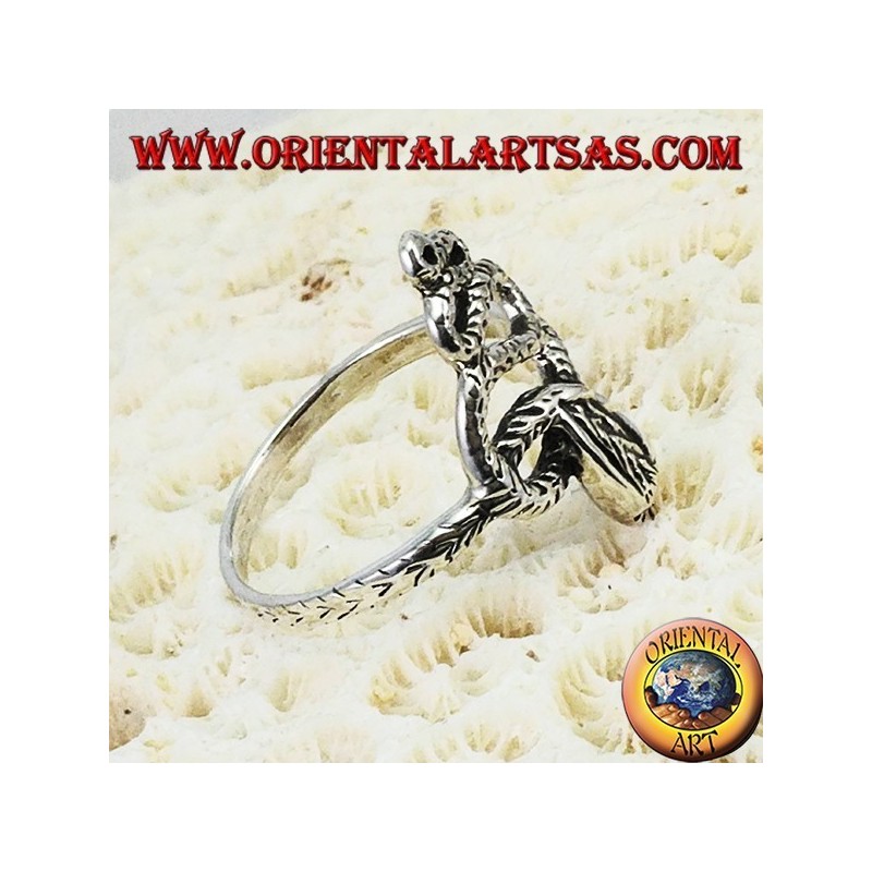 Anello in argento a forma di serpente cobra