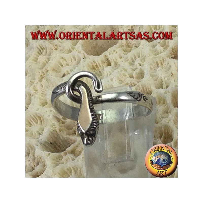 Silberner Ring in Form einer Schlange mit einer Goldplatte über dem Kopf