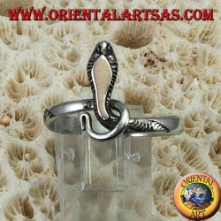 Bague en argent en forme de serpent avec une plaque en or au-dessus de la tête