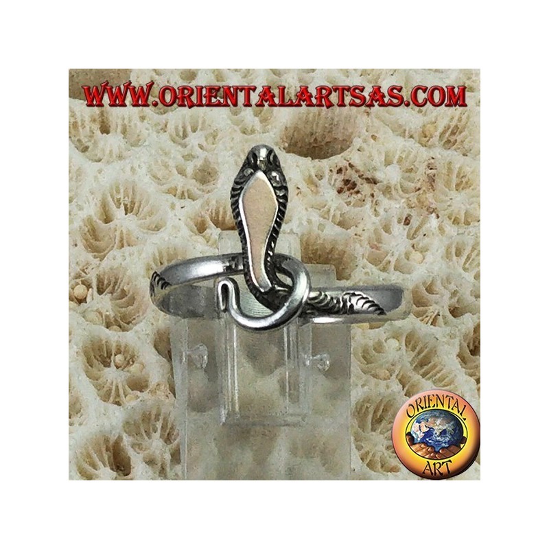 Anello in argento serpente con una lamina in oro sopra la testa