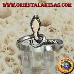 Bague en argent en forme de serpent avec une plaque en or au-dessus de la tête
