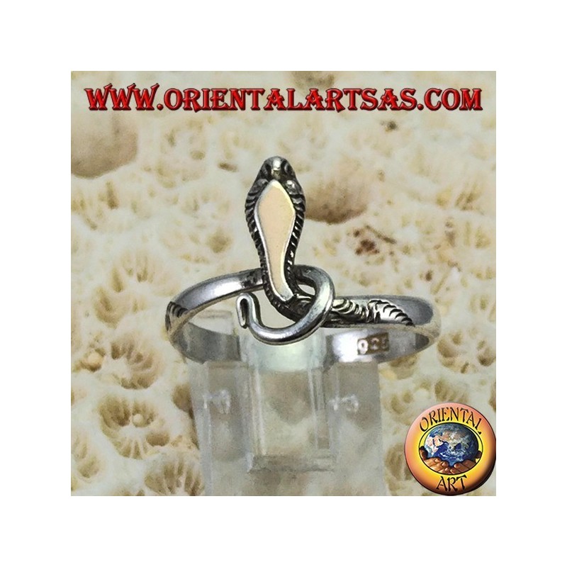 Anello in argento serpente con una lamina in oro sopra la testa
