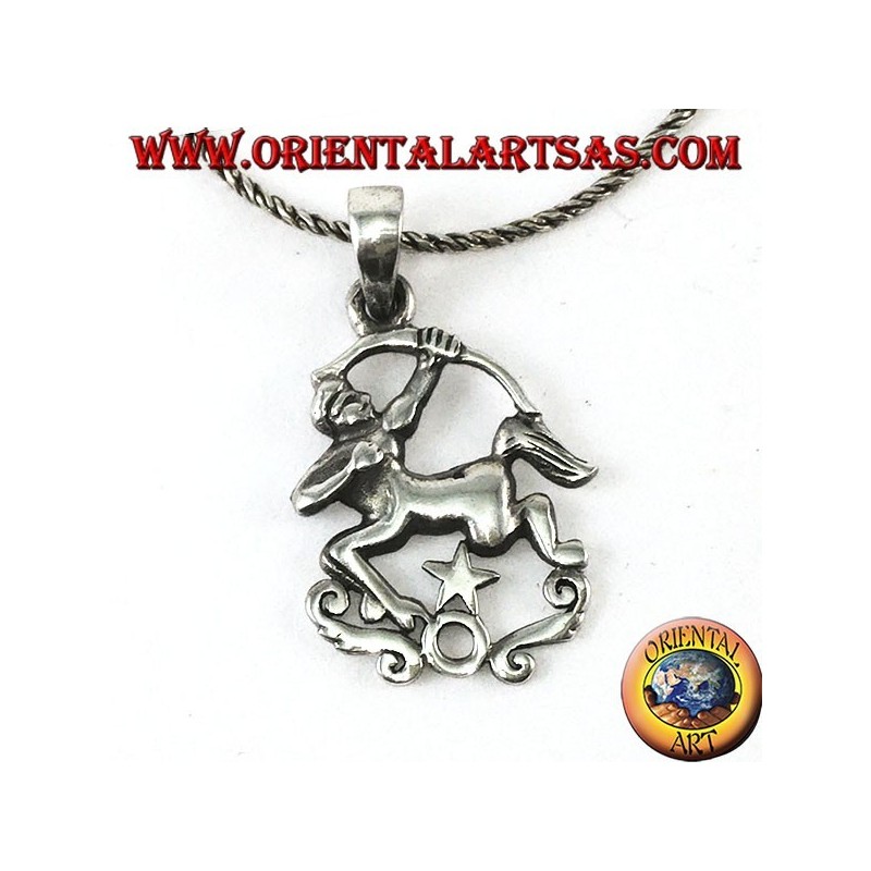 Pendentif en argent représentant un centaure avec un arc et une étoile