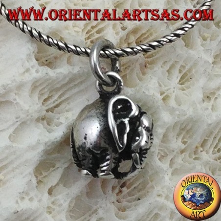 Ciondolo in argento elefante con proboscide in giù tridimensionale
