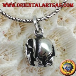 Colgante elefante plateado con probóscide tridimensional