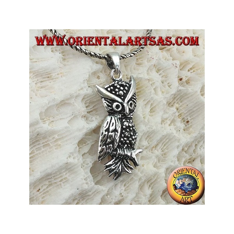 Pendentif en forme de hibou sur la branche d'argent