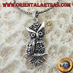 Pendentif en forme de hibou sur la branche d'argent