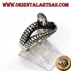 Anillo de plata en forma de serpiente cobra que muerde