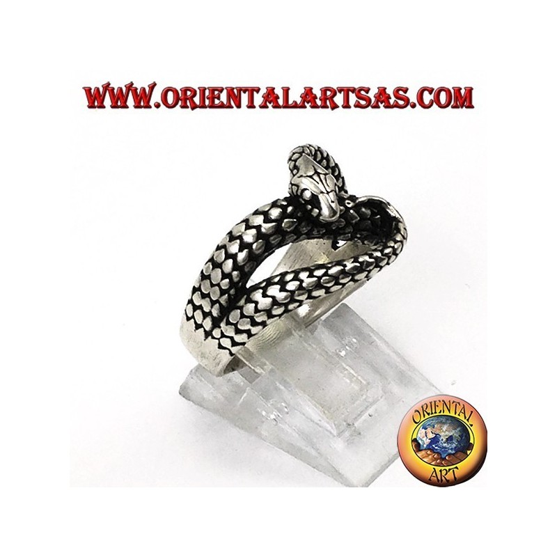 Anillo de plata en forma de serpiente cobra que muerde