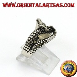 Anillo de plata en forma de serpiente cobra que muerde