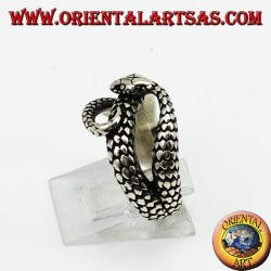 Anillo de plata en forma de serpiente cobra que muerde