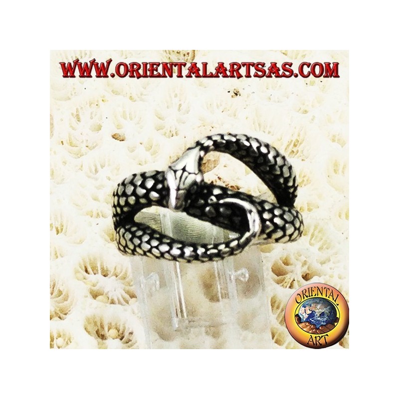 Anillo de plata en forma de serpiente cobra que muerde