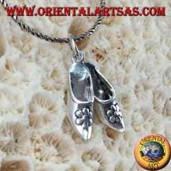 Silbernes hängendes Paar indische Schuhe mit Blume