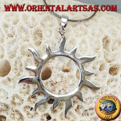 Pendentif en argent avec des rayons de soleil