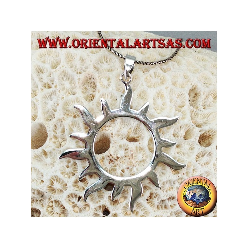 Pendentif en argent avec des rayons de soleil