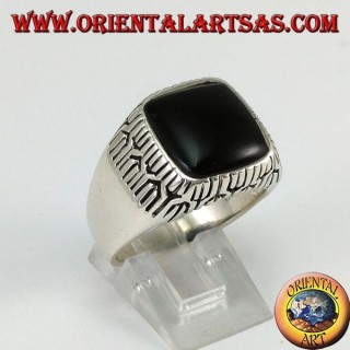 Anello in argento con onice quadrata contornati da incisioni  