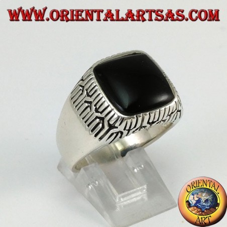 Anello in argento con onice quadrata contornati da incisioni  