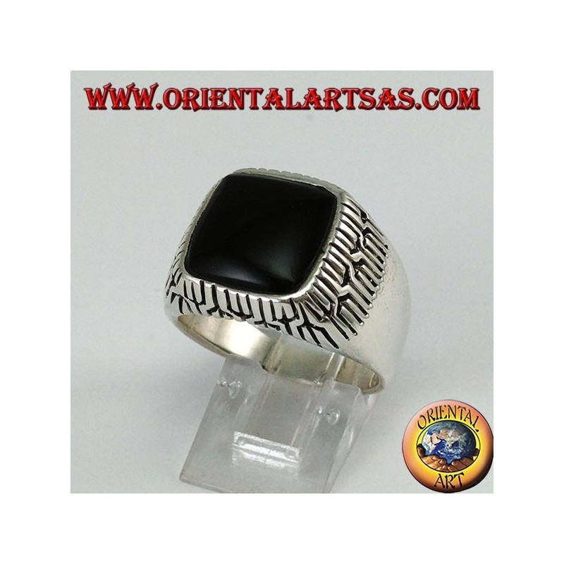 Silberring mit quadratischem Onyx, umgeben von Gravuren