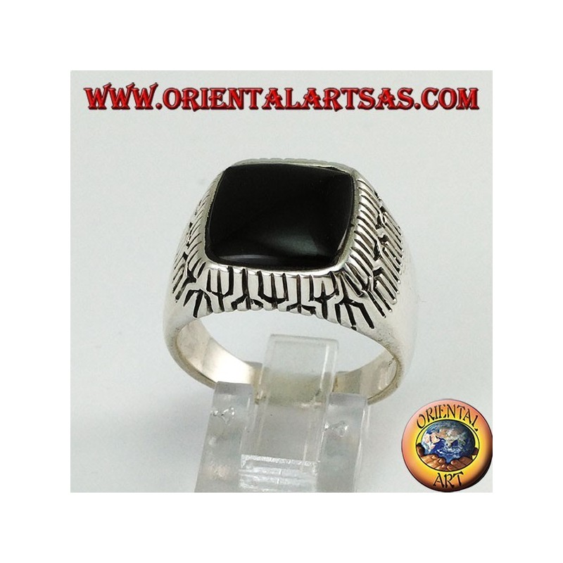 Bague en argent avec onyx carré entouré de gravures