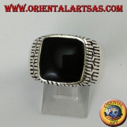 Bague en argent avec onyx carré entouré de gravures