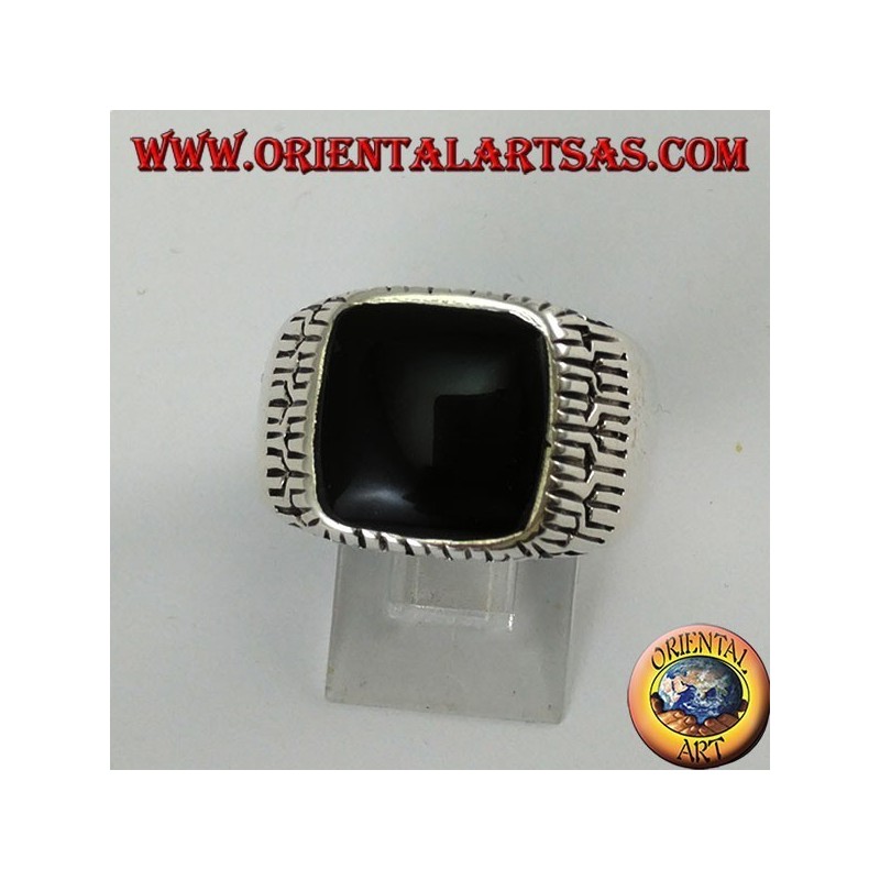 Anillo de plata con ónix cuadrado rodeado de grabados