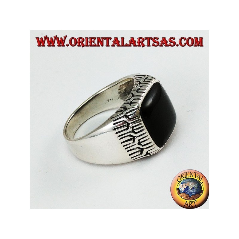Silberring mit quadratischem Onyx, umgeben von Gravuren