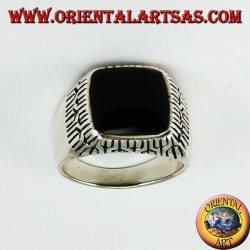 Silberring mit quadratischem Onyx, umgeben von Gravuren