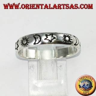 Bague en argent gravée de soleil et de lune