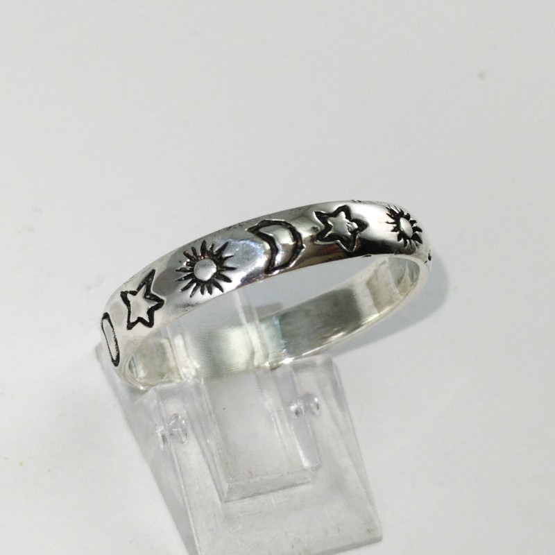 Anello a fedina in argento incisa con sole luna e stella