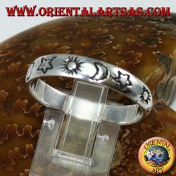 Bague en argent gravée de soleil et de lune