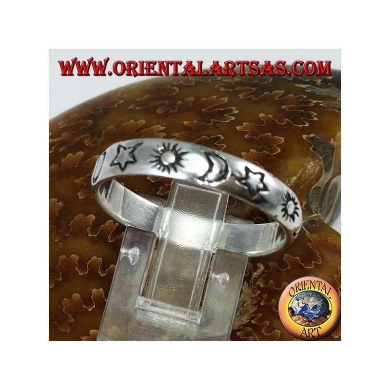 Anillo de plata grabado con sol y luna