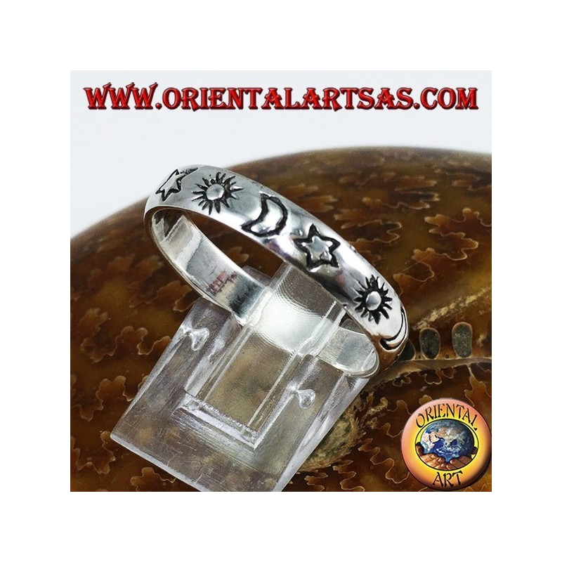 Anello a fedina in argento incisa con sole luna e stella